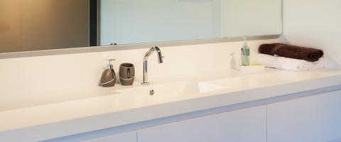 Hellebuyck-strakke witte badkamer- himacs wit